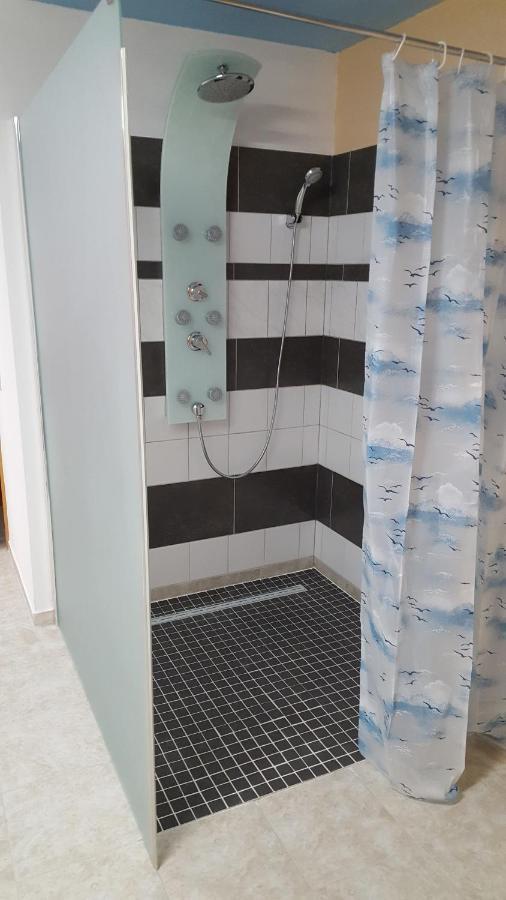 Barrierefreies Zimmer Im Blockhaus Mit Sauna Am See Soyen Exterior foto